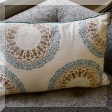 D37. Decorative pillow 